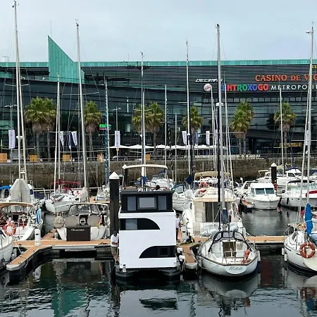 Casa Flotante En El Puerto De - Different Charter