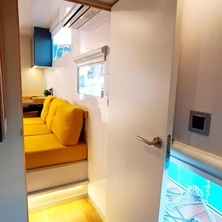 Casa Flotante En El Puerto De - Different Charter *
