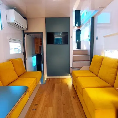 Casa Flotante En El Puerto De - Different Charter