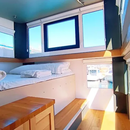 Botel Casa Flotante En El Puerto De - Different Charter *
