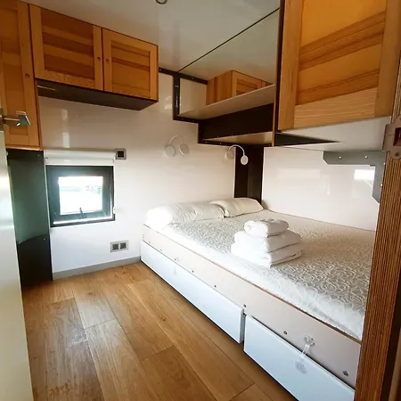 Casa Flotante En El Puerto De - Different Charter