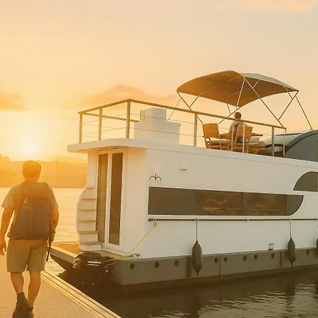 Casa Flotante En El Centro De - Different Charter *