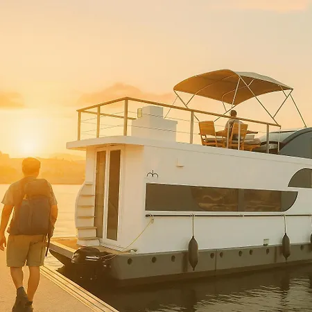Casa Flotante En El Puerto De - Different Charter *