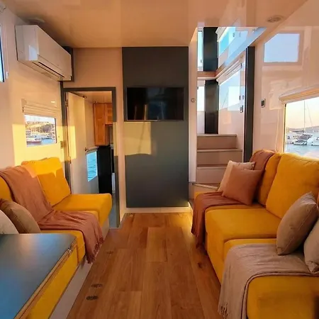 船上ホテル Barco Different Charter - Experiencia Unica En El Puerto Deportivo De ヴィーゴ