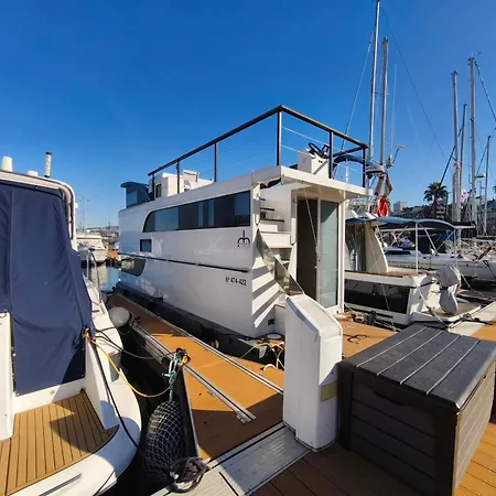 船上ホテル Barco Different Charter - Experiencia Unica En El Puerto Deportivo De ヴィーゴ