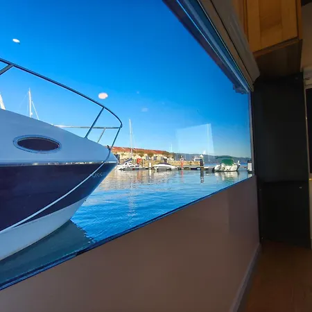 船上ホテル Barco Different Charter - Experiencia Unica En El Puerto Deportivo De