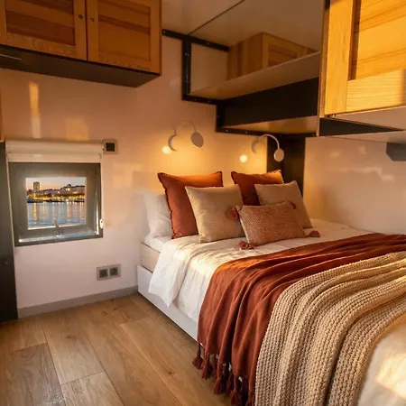 Barco Different Charter - Experiencia Unica En El Puerto Deportivo De 船上ホテル *
