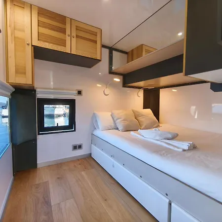 船上ホテル Barco Different Charter - Experiencia Unica En El Puerto Deportivo De *
