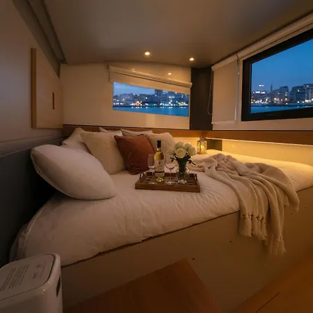 Hotel na wodzie Barco Different Charter - Experiencia Unica En El Puerto Deportivo De Vigo