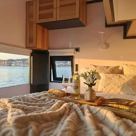 Hotel na wodzie Barco Different Charter - Experiencia Unica En El Puerto Deportivo De