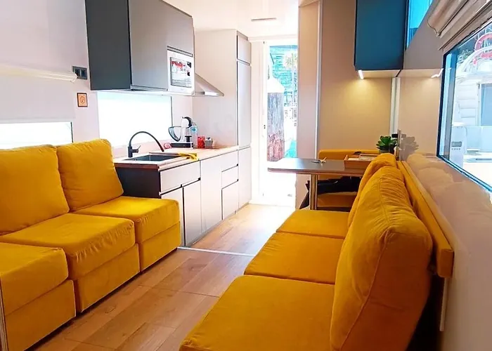 Botel Casa Flotante En El Centro De - Different Charter Vigo