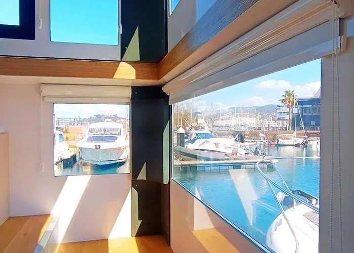 Botel Casa Flotante En El Centro De - Different Charter Vigo