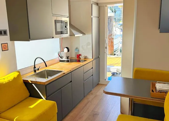 Botel Casa Flotante En El Centro De - Different Charter Vigo