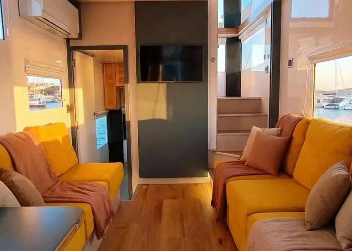 Botel Casa Flotante En El Centro De - Different Charter Vigo