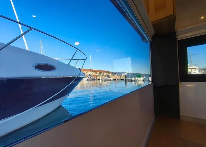 Botel Casa Flotante En El Centro De - Different Charter